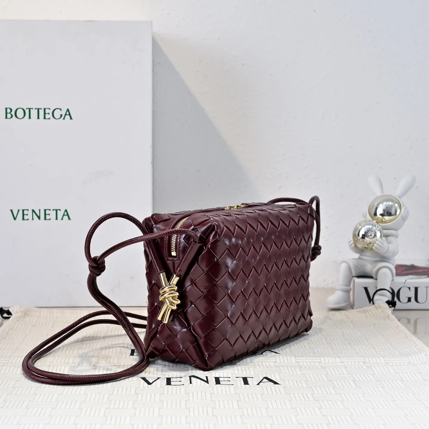 Batch 1660 𝗕𝗼𝘁𝘁𝗲𝗴𝗮 𝗩𝗲𝗻𝗲𝘁𝗮———— The latest version of the loop camera bag💥 from BV’s King of Cost-Effectiveness counter, large woven texture➕Ultra-high quality wax leather as always, with zippers, hardware decoration on both sides, adjustable drawstrings, it is especially suitable for the tummy💫It can hold anything, it is also very light, suitable🈴️for girls of all ages, size: 22*15*8cm, style number: 6126